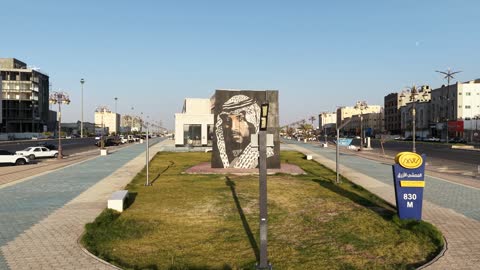 مركز ترفيهي وتجاري، الفن الهندسي المعماري على الطراز الحديث والمتطور في المملكة العربية السعودية، المطاعم والمقاهي والمراكز التجارية المميزة، تصوير درون لمجمع ماي ووك في شارع عمرو بن العاص في حي المصيف بمدينة تبوك في وقت النهار، مكان للتسوق وقضاء وقت ممتع