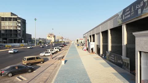 مكان للتسوق وقضاء وقت ممتع، مركز ترفيهي وتجاري، الفن الهندسي المعماري على الطراز الحديث والمتطور في المملكة العربية السعودية، المطاعم والمقاهي والمراكز التجارية المميزة، تصوير درون لمجمع ماي ووك في شارع عمرو بن العاص في حي المصيف بمدينة تبوك في وقت النهار