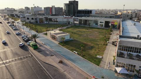 مكان للتسوق وقضاء وقت ممتع، مركز ترفيهي وتجاري، الفن الهندسي المعماري على الطراز الحديث والمتطور في المملكة العربية السعودية، المطاعم والمقاهي والمراكز التجارية المميزة، تصوير درون لمجمع ماي ووك في شارع عمرو بن العاص في حي المصيف بمدينة تبوك في وقت النهار