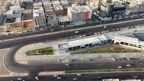 مركز ترفيهي وتجاري، الفن الهندسي المعماري على الطراز الحديث والمتطور في المملكة العربية السعودية، المطاعم والمقاهي والمراكز التجارية المميزة، تصوير درون لمجمع ماي ووك في شارع عمرو بن العاص في حي المصيف بمدينة تبوك في وقت النهار، مكان للتسوق وقضاء وقت ممتع