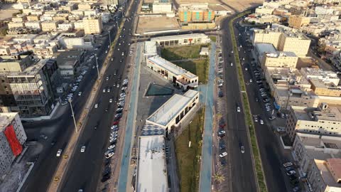 مكان للتسوق وقضاء وقت ممتع، مركز ترفيهي وتجاري، الفن الهندسي المعماري على الطراز الحديث والمتطور في المملكة العربية السعودية، المطاعم والمقاهي والمراكز التجارية المميزة، تصوير درون لمجمع ماي ووك في شارع عمرو بن العاص في حي المصيف بمدينة تبوك في وقت النهار