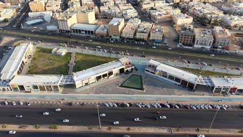 مركز ترفيهي وتجاري، الفن الهندسي المعماري على الطراز الحديث والمتطور في المملكة العربية السعودية، المطاعم والمقاهي والمراكز التجارية المميزة، تصوير درون لمجمع ماي ووك في شارع عمرو بن العاص في حي المصيف بمدينة تبوك في وقت النهار، مكان للتسوق وقضاء وقت ممتع