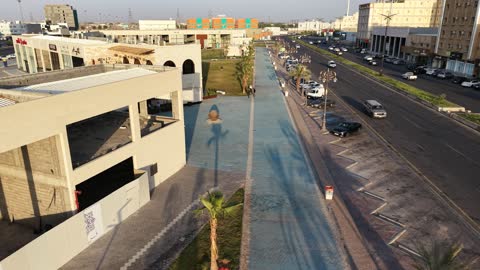 مكان للتسوق وقضاء وقت ممتع، مركز ترفيهي وتجاري، الفن الهندسي المعماري على الطراز الحديث والمتطور في المملكة العربية السعودية، المطاعم والمقاهي والمراكز التجارية المميزة، تصوير درون لمجمع ماي ووك في شارع عمرو بن العاص في حي المصيف بمدينة تبوك في وقت النهار