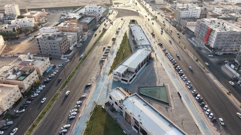 مركز ترفيهي وتجاري، الفن الهندسي المعماري على الطراز الحديث والمتطور في المملكة العربية السعودية، المطاعم والمقاهي والمراكز التجارية المميزة، تصوير درون لمجمع ماي ووك في شارع عمرو بن العاص في حي المصيف بمدينة تبوك في وقت النهار، مكان للتسوق وقضاء وقت ممتع