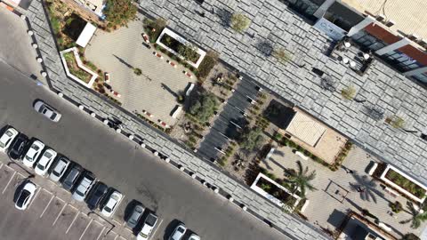 ممارسة الهوايات والالعاب المسلية، مكان للعب والتسلية وقضاء وقت ممتع، الفن الهندسي المعماري على الطراز الحديث والمتطور في المملكة العربية السعودية، المقاهي واماكن اللعب المميزة، تصوير درون لبلياردو ومقاهي تبوك على طريق الأمير فهد بن سلطان بمدينة تبوك في وقت النهار