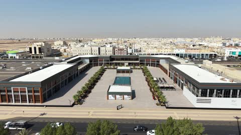 ممارسة الهوايات والالعاب المسلية، مكان للعب والتسلية وقضاء وقت ممتع، الفن الهندسي المعماري على الطراز الحديث والمتطور في المملكة العربية السعودية، المقاهي واماكن اللعب المميزة، تصوير درون لبلياردو ومقاهي تبوك على طريق الأمير فهد بن سلطان بمدينة تبوك في وقت النهار