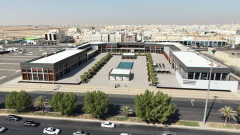 ممارسة الهوايات والالعاب المسلية، مكان للعب والتسلية وقضاء وقت ممتع، الفن الهندسي المعماري على الطراز الحديث والمتطور في المملكة العربية السعودية، المقاهي واماكن اللعب المميزة، تصوير درون لبلياردو ومقاهي تبوك على طريق الأمير فهد بن سلطان بمدينة تبوك في وقت النهار