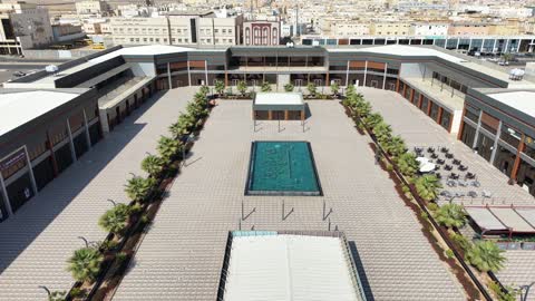 ممارسة الهوايات والالعاب المسلية، مكان للعب والتسلية وقضاء وقت ممتع، الفن الهندسي المعماري على الطراز الحديث والمتطور في المملكة العربية السعودية، المقاهي واماكن اللعب المميزة، تصوير درون لبلياردو ومقاهي تبوك على طريق الأمير فهد بن سلطان بمدينة تبوك في وقت النهار