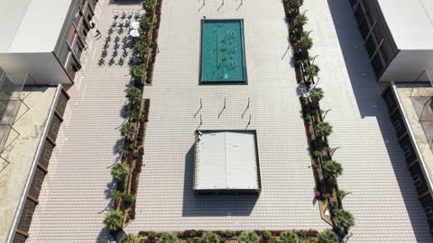 ممارسة الهوايات والالعاب المسلية، مكان للعب والتسلية وقضاء وقت ممتع، الفن الهندسي المعماري على الطراز الحديث والمتطور في المملكة العربية السعودية، المقاهي واماكن اللعب المميزة، تصوير درون لبلياردو ومقاهي تبوك على طريق الأمير فهد بن سلطان بمدينة تبوك في وقت النهار