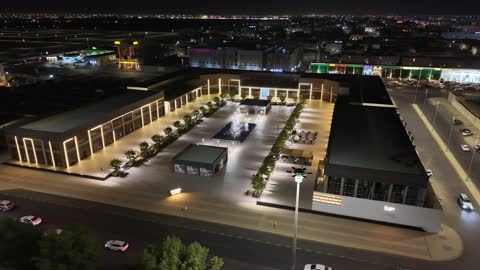 بليفارد المروج - تبوك المقاهي واماكن اللعب المميزة، ممارسة الهوايات والالعاب المسلية، مكان للعب والتسلية وقضاء وقت ممتع، الفن الهندسي المعماري على الطراز الحديث والمتطور في المملكة العربية السعودية، تصوير درون لبلياردو ومقاهي تبوك على طريق الأمير فهد بن سلطان بمدينة تبوك في وقت الليل