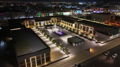 بليفارد المروج - تبوك المقاهي واماكن اللعب المميزة، ممارسة الهوايات والالعاب المسلية، مكان للعب والتسلية وقضاء وقت ممتع، الفن الهندسي المعماري على الطراز الحديث والمتطور في المملكة العربية السعودية، تصوير درون لبلياردو ومقاهي تبوك على طريق الأمير فهد بن سلطان بمدينة تبوك في وقت الليل