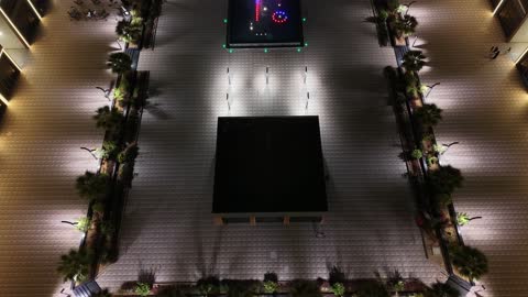 بليفارد المروج - تبوك المقاهي واماكن اللعب المميزة، ممارسة الهوايات والالعاب المسلية، مكان للعب والتسلية وقضاء وقت ممتع، الفن الهندسي المعماري على الطراز الحديث والمتطور في المملكة العربية السعودية، تصوير درون لبلياردو ومقاهي تبوك على طريق الأمير فهد بن سلطان بمدينة تبوك في وقت الليل