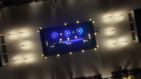 بليفارد المروج - تبوك المقاهي واماكن اللعب المميزة، ممارسة الهوايات والالعاب المسلية، مكان للعب والتسلية وقضاء وقت ممتع، الفن الهندسي المعماري على الطراز الحديث والمتطور في المملكة العربية السعودية، تصوير درون لبلياردو ومقاهي تبوك على طريق الأمير فهد بن سلطان بمدينة تبوك في وقت الليل