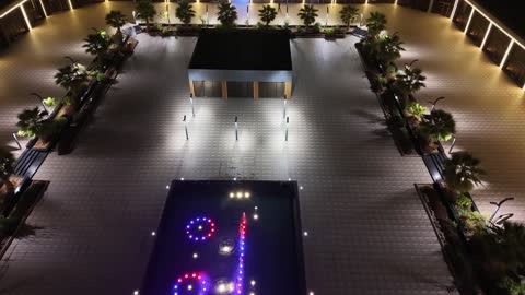 بليفارد المروج - تبوك المقاهي واماكن اللعب المميزة، ممارسة الهوايات والالعاب المسلية، مكان للعب والتسلية وقضاء وقت ممتع، الفن الهندسي المعماري على الطراز الحديث والمتطور في المملكة العربية السعودية، تصوير درون لبلياردو ومقاهي تبوك على طريق الأمير فهد بن سلطان بمدينة تبوك في وقت الليل