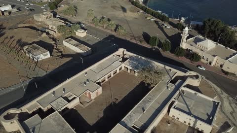 التصميم والفن المعماري بالطراز الهندسي القديم، قلعة الملك عبد العزيزالتاريخية  ، معلم تاريخي اثري ، معالم سياحيه تراثيه مشهورة, موقع استراتيجي هام في مدينة تبوك في المملكه العربيه السعوديه ، تصوير درون لقلعة ضباء في مدينة تبوك