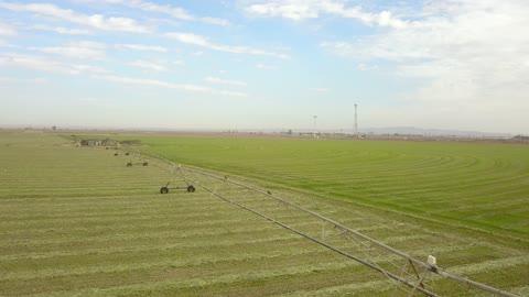 تنمية البيئة والقطاع الزراعي، الحقول والأراضي الزراعية الخضراء، مستقبل تكنولوجيا الزراعة، الات ومعدات الري المستقبلي، تصوير درون  للاماكن الزراعية في المملكة العربية السعودية ، زراعة النباتات الطبيعية في مزارع سعودية