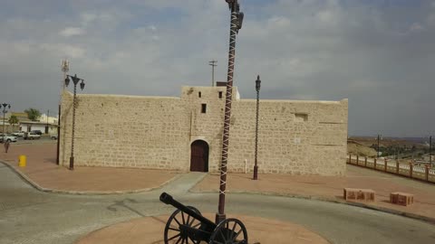 معلم تاريخي اثري ،التصميم والفن المعماري بالطراز الهندسي القديم، قلعة الوجه التاريخية  ،  معالم سياحيه تراثيه مشهورة, موقع استراتيجي هام في مدينة تبوك في المملكه العربيه السعوديه ، تصوير درون لقلعة الوجة في مدينة تبوك