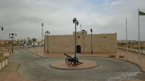 معلم تاريخي اثري ،التصميم والفن المعماري بالطراز الهندسي القديم، قلعة الوجه التاريخية  ،  معالم سياحيه تراثيه مشهورة, موقع استراتيجي هام في مدينة تبوك في المملكه العربيه السعوديه ، تصوير درون لقلعة الوجة في مدينة تبوك