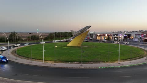 دوار وميدان الطائرة في المملكة العربية السعودية ، الفن الهندسي المعماري مع الطائرة الحربية القديمة ، حركة مرور السيارات في ميدان الطائرة في تبوك في وقت العصر ، السياحة في السعودية