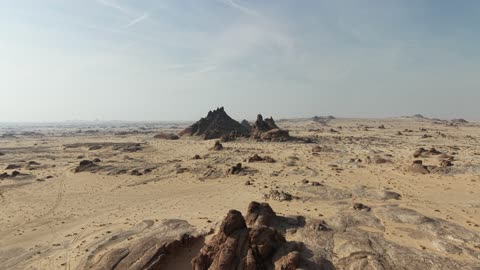 تصوير لجبال ذات تشكيلات صخرية بمحافظة تيماء في المملكة العربية السعودية ، مناظر طبيعية للرمال الذهبية ، معالم حضارية سياحية في المملكة العربية السعودية .