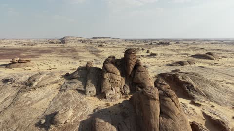 مناظر طبيعية للرمال الذهبية ،  تصوير لجبال ذات تشكيلات صخرية بمحافظة تيماء في المملكة العربية السعودية ، معالم حضارية سياحية في المملكة العربية السعودية .