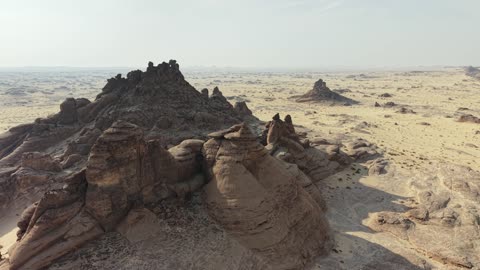 مناظر طبيعية للرمال الذهبية ،  تصوير لجبال ذات تشكيلات صخرية بمحافظة تيماء في المملكة العربية السعودية ، معالم حضارية سياحية في المملكة العربية السعودية .