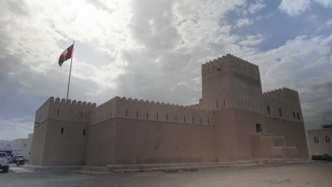 تصوير برج القلعة في سلطنة عمان قلعة البلدة القديمة في مسقط ، علم عمان يرفرف على سطح القلعة ، معالم سياحية مشهورة