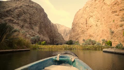 جذب واستقطاب السائحين من أنحاء العالم, النقل البحري في سلطنة عمان, الجولات والرحلات البحرية الترفيهية, المعالم والأماكن السياحية الساحلية المشهورة, قارب خشبي فى وادي عمان