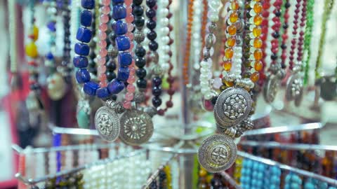 سوق مطرح من الداخل في سلطنة عمان، أدوات المائدة الفضية ، الفن الهندسي والتصميم المعماري القديم ،معالم سياحية مشهورة ، اسواق شعبية, معالم اثرية تراثية، الزخارف والنقوش الملونة