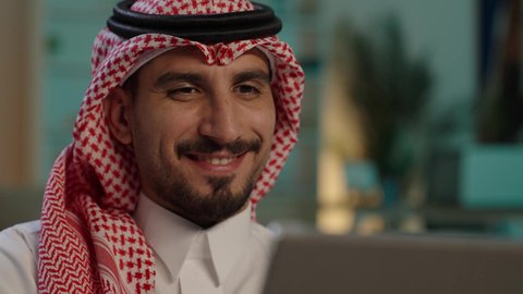 استخدام التكنولوجيا والتقنية الحديثة، متابعة الأفلام والمسلسلات الممتعة، تصفح مواقع التواصل الاجتماعي، رجل عربي خليجي سعودي يرتدي الثوب التقليدي والشماغ يستخدم التابلت