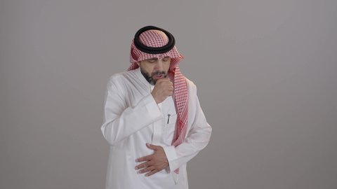 الكحة والتهاب الحلق والحاجة للعلاج، بورتريه مقرب لرجل عربي خليجى سعودي خليجي يرتدي الشماغ والثوب التقليدي يضع يده أمام فمه ويقوم بالسعال, الإصابة بالأنفلونزا ونزلات البرد، خلفية بيضاء
