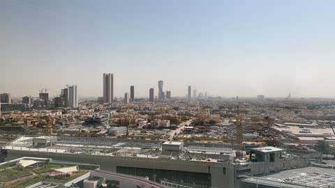 الفن الهندسي المعماري في المملكة العربية السعودية، النهضة الاقتصادية والعمرانية لمدينة الرياض، تصوير درون لطريق الملك فهد في مدينة الرياض، الأبراج وناطحات السحاب في المملكة، المناطق والمعالم السياحية المشهورة