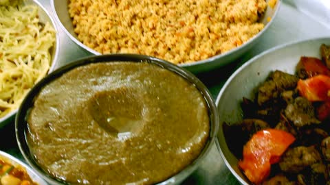 مائده طعام مليئه بأصناف المأكولات و المقبلات الشهية، ديكور وأجواء صباحية، نقاش وحوار عائلي، تجمع أسرة عربية خليجية بحرينية حول سفرة الإفطار، ايماءات السعادة والسرور، حسن الضيافة و الاكرام، الاطباق البحرينية في وقت الفطور