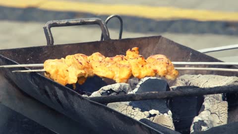 تحضير واعداد المشاوي، مأكولات عربية تقليدية سريعة, وجبات غذائية غنية بالفوائد والبروتين, وصفات الطعام الصحية الشهية, تصوير مقرب لأسياخ الدجاج المشوي على موقد الفحم، أجواء شبابية ممتعة في البحرين، من المطبخ البحريني والعربي التقليدي