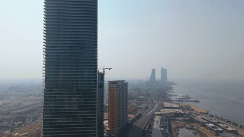 إطلالة لمدينة جدة بالمملكة العربية السعودية في وضع النهار، الواجهة البحرية على سواحل البحر الأحمر، الأماكن الساحلية السياحة في السعوديه, منظر جوي للأبراج وناطحات السحاب على ساحل كورنيش جده