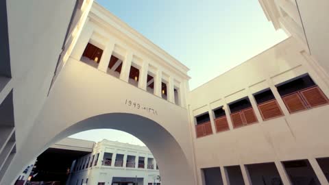 Bahrain Gate is a prominent historical and cultural landmark in the heart of Manama, representing the gateway to the traditional Manama market. In the past, it served as an entrance to the sea, and today it houses tourism offices and a visitor center, opening the way to the traditional Manama market, which is famous for selling perfumes, jewelry, Bahraini sweets, and carpets.