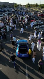 حركة التجارة الداخلية في المملكة العربية السعودية، جذب الزبائن والمستهلكين عن طريق طريقة عرض السيارة المميزة، سوق بيع وشراء السيارات المستعملة، تصوير درون لصفوف المركبات بالماركات العالمية المختلفة في مكان لاستعراض السيارات في محافظة تبوك