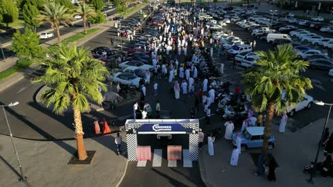 جذب الزبائن والمستهلكين عن طريق طريقة عرض السيارة المميزة، سوق بيع وشراء السيارات المستعملة، تصوير درون لصفوف المركبات بالماركات العالمية المختلفة في مكان لاستعراض السيارات في محافظة تبوك، حركة التجارة الداخلية في المملكة العربية السعودية