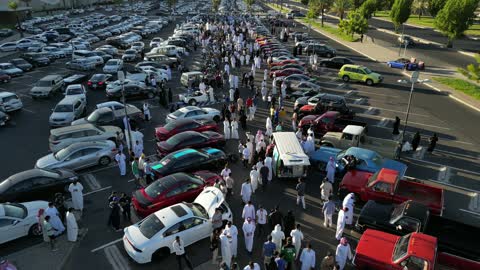 جذب الزبائن والمستهلكين عن طريق طريقة عرض السيارة المميزة، سوق بيع وشراء السيارات المستعملة، تصوير درون لصفوف المركبات بالماركات العالمية المختلفة في مكان لاستعراض السيارات في محافظة تبوك، حركة التجارة الداخلية في المملكة العربية السعودية