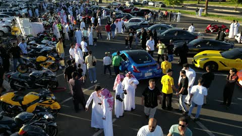 حركة التجارة الداخلية في المملكة العربية السعودية، جذب الزبائن والمستهلكين عن طريق طريقة عرض السيارة المميزة، سوق بيع وشراء السيارات المستعملة، تصوير درون لصفوف المركبات بالماركات العالمية المختلفة في مكان لاستعراض السيارات في محافظة تبوك