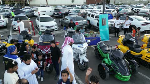 حركة التجارة الداخلية في المملكة العربية السعودية، جذب الزبائن والمستهلكين عن طريق طريقة عرض السيارة المميزة، سوق بيع وشراء السيارات المستعملة، تصوير درون لصفوف المركبات بالماركات العالمية المختلفة في مكان لاستعراض السيارات في محافظة تبوك