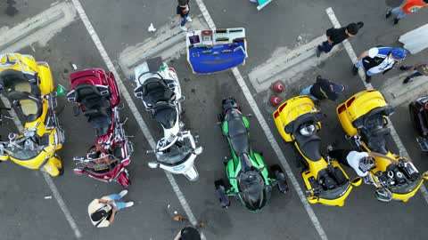 جذب الزبائن والمستهلكين عن طريق طريقة عرض السيارة المميزة، سوق بيع وشراء السيارات المستعملة، تصوير درون لصفوف المركبات بالماركات العالمية المختلفة في مكان لاستعراض السيارات في محافظة تبوك، حركة التجارة الداخلية في المملكة العربية السعودية