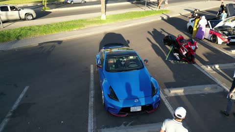 حركة التجارة الداخلية في المملكة العربية السعودية، جذب الزبائن والمستهلكين عن طريق طريقة عرض السيارة المميزة، سوق بيع وشراء السيارات المستعملة، تصوير درون لصفوف المركبات بالماركات العالمية المختلفة في مكان لاستعراض السيارات في محافظة تبوك