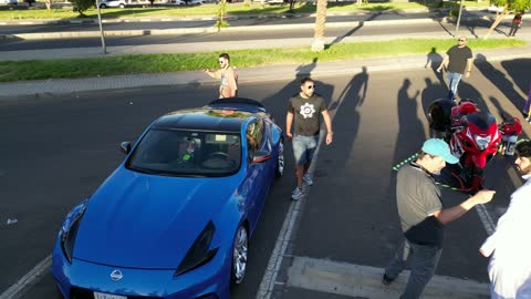 جذب الزبائن والمستهلكين عن طريق طريقة عرض السيارة المميزة، سوق بيع وشراء السيارات المستعملة، تصوير درون لصفوف المركبات بالماركات العالمية المختلفة في مكان لاستعراض السيارات في محافظة تبوك، حركة التجارة الداخلية في المملكة العربية السعودية