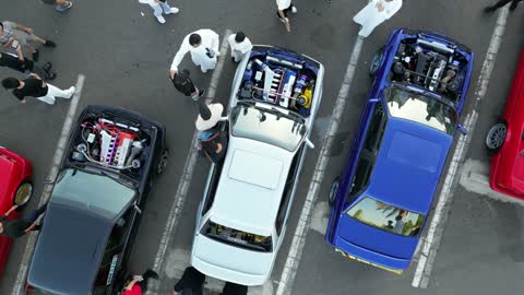 حركة التجارة الداخلية في المملكة العربية السعودية، جذب الزبائن والمستهلكين عن طريق طريقة عرض السيارة المميزة، سوق بيع وشراء السيارات المستعملة، تصوير درون لصفوف المركبات بالماركات العالمية المختلفة في مكان لاستعراض السيارات في محافظة تبوك