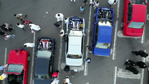 جذب الزبائن والمستهلكين عن طريق طريقة عرض السيارة المميزة، سوق بيع وشراء السيارات المستعملة، تصوير درون لصفوف المركبات بالماركات العالمية المختلفة في مكان لاستعراض السيارات في محافظة تبوك، حركة التجارة الداخلية في المملكة العربية السعودية