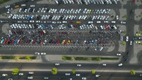 تصوير درون لصفوف المركبات بالماركات العالمية المختلفة في مكان لاستعراض السيارات في محافظة تبوك، سوق بيع وشراء السيارات المستعملة، حركة التجارة الداخلية في المملكة العربية السعودية، جذب الزبائن والمستهلكين عن طريق طريقة عرض السيارة المميزة