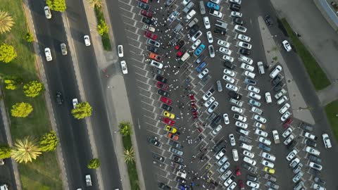 سوق بيع وشراء السيارات المستعملة، تصوير درون لصفوف المركبات بالماركات العالمية المختلفة في مكان لاستعراض السيارات في محافظة تبوك، حركة التجارة الداخلية في المملكة العربية السعودية، جذب الزبائن والمستهلكين عن طريق طريقة عرض السيارة المميزة