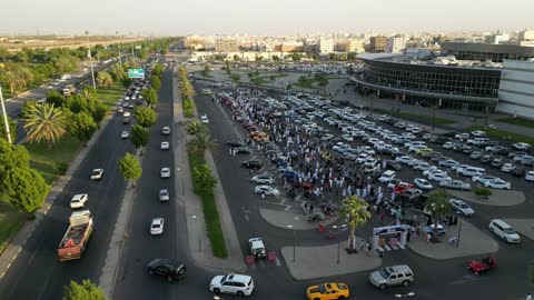 جذب الزبائن والمستهلكين عن طريق طريقة عرض السيارة المميزة، سوق بيع وشراء السيارات المستعملة، تصوير درون لصفوف المركبات بالماركات العالمية المختلفة في مكان لاستعراض السيارات في محافظة تبوك، حركة التجارة الداخلية في المملكة العربية السعودية