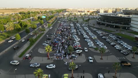 سوق بيع وشراء السيارات المستعملة، تصوير درون لصفوف المركبات بالماركات العالمية المختلفة في مكان لاستعراض السيارات في محافظة تبوك، حركة التجارة الداخلية في المملكة العربية السعودية، جذب الزبائن والمستهلكين عن طريق طريقة عرض السيارة المميزة